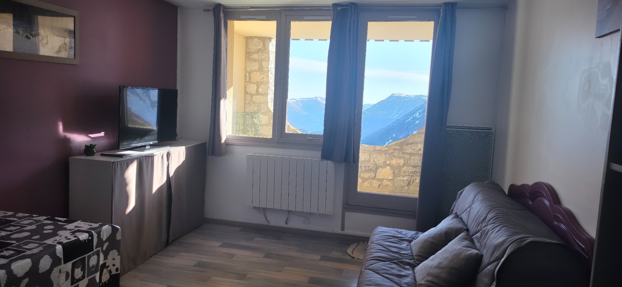 Salon de l'appartement avec vue montagne