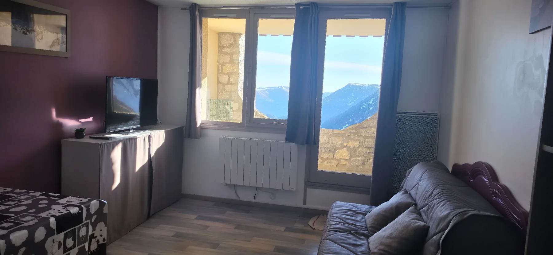 Salon de l'appartement avec vue montagne
