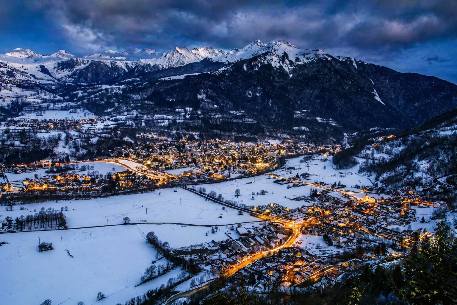 Vue hivernale de Saint-Lary-Soulan en vallée d’Aure, avec village, montagne enneigée et ambiance station