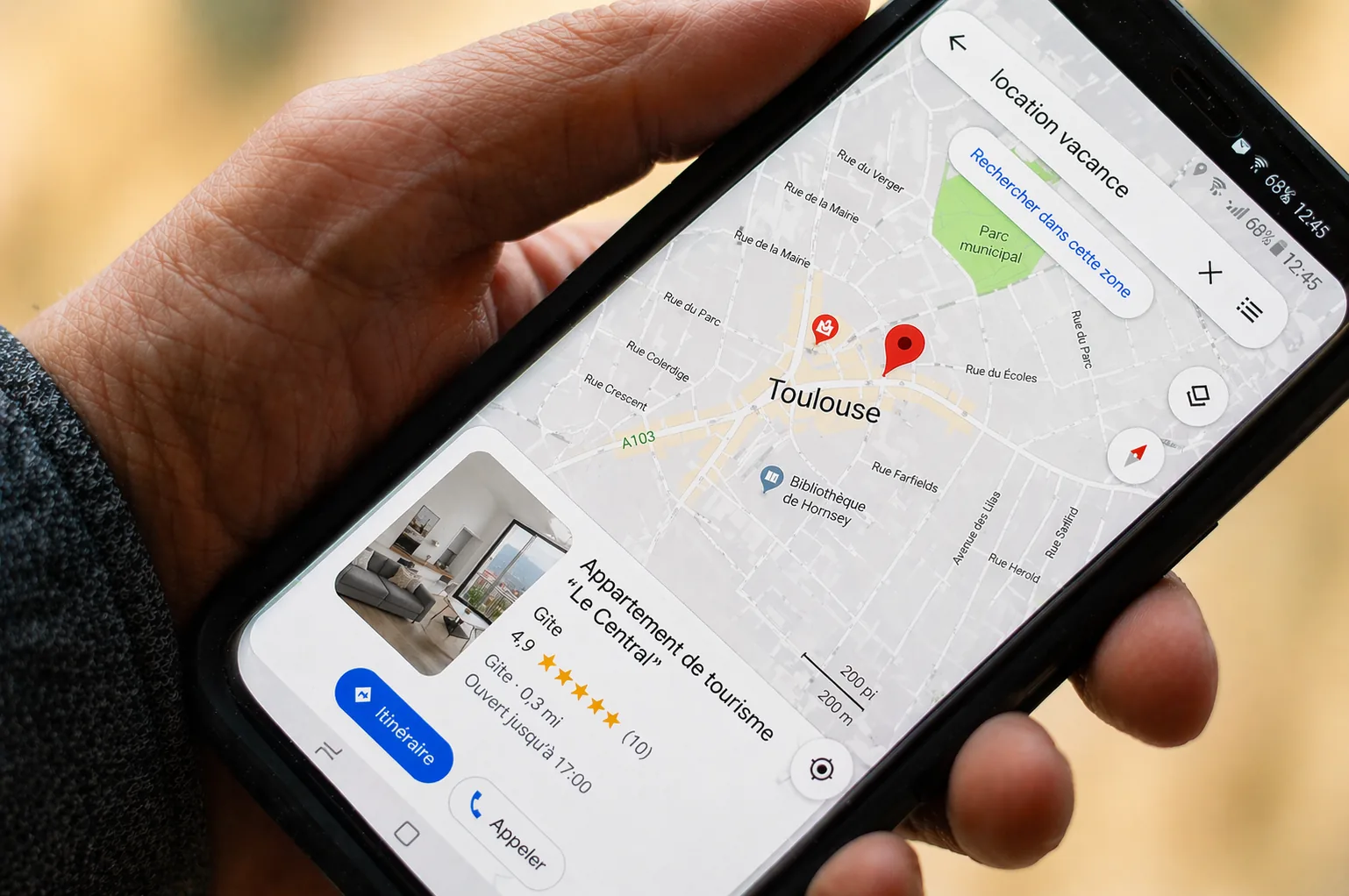 Smartphone affichant une carte locale illustrant le SEO local pour une location saisonnière en France